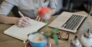 Cum îți crește un curs de conținut digital șansele de angajare în 2025