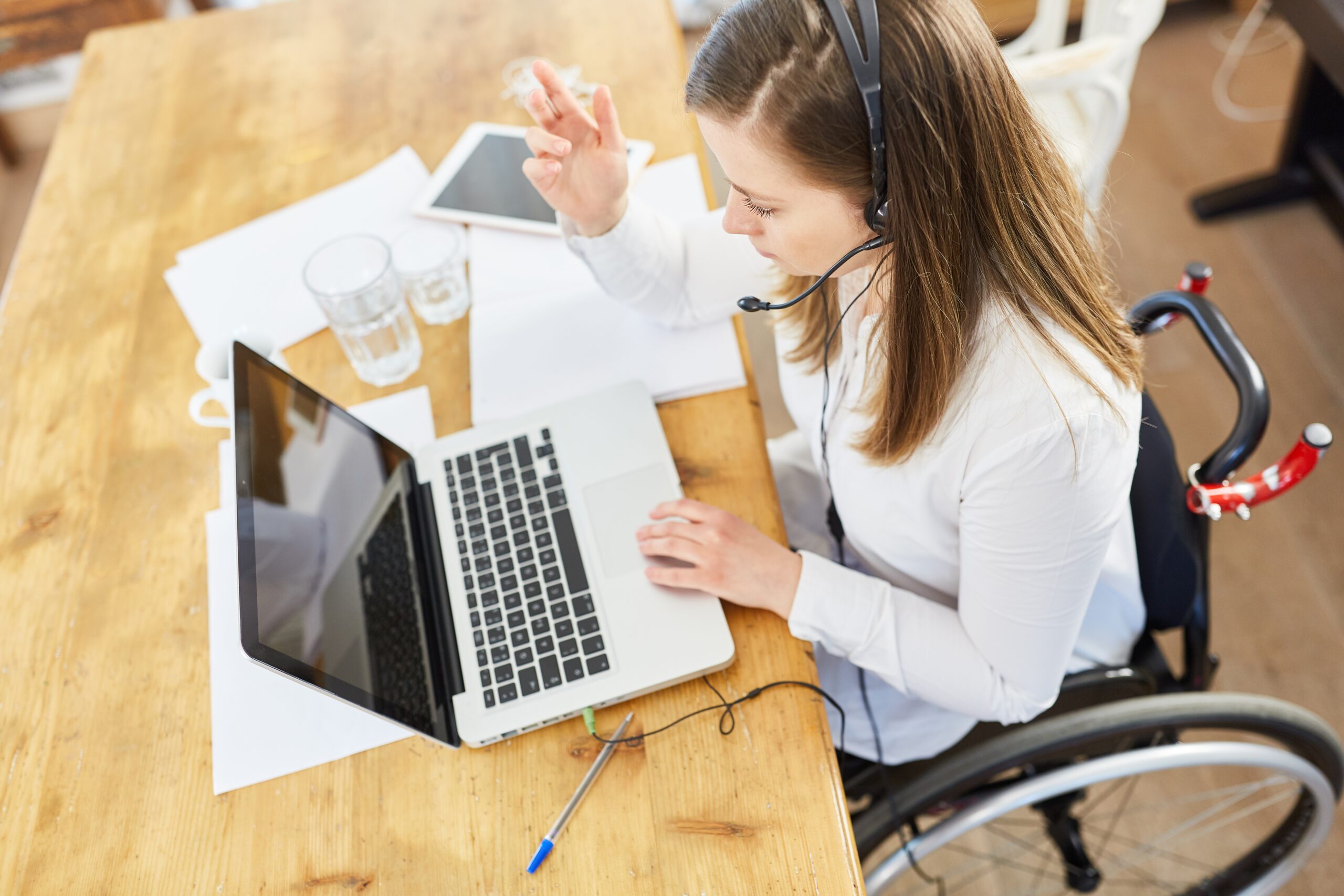 Competențele digitale deschid uși: construirea unui mediu accesibil și pentru persoane cu dizabilități